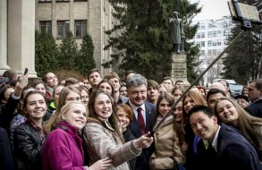 Petr Poroshenko and students