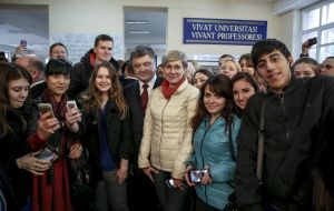 Petr Poroshenko and students