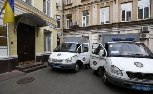 Paddy wagons near Pechersk district court