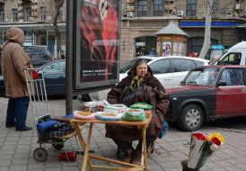 Женщина продает семечки и орехи