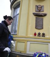 Барельєф Володимиру Юричку