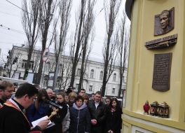 Барельєф Володимиру Юричку