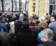 Барельєф Володимиру Юричку