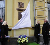 Барельєф Володимиру Юричку