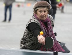 Жінка грає в настольний теніс