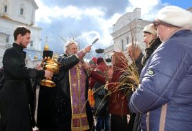 Иеромонах о. Демаскил во время Вербного воскресенья