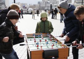 Хлопчики грають в настільний футбол