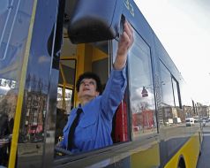 Женщина-водитель троллейбуса