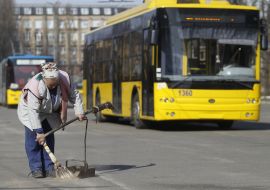 Уборка территории в троллейбусном депо