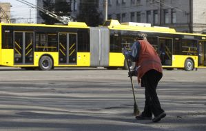 Уборка территории в троллейбусном депо