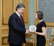 Петр Порошенко наградил Марию Музычук орденом "За заслуги"