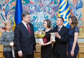 Петр Порошенко наградил Марию Музычук орденом "За заслуги"