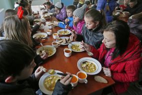 he children have lunch in the dining room