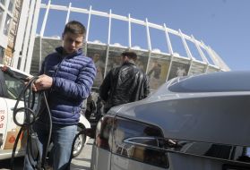 Демонстрация зарядки электромобиля Tesla