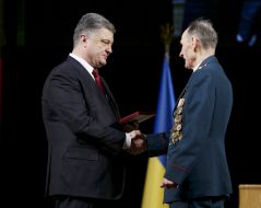 Петро Порошенко вручає нагороду