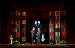 Петро Порошенко вручає нагороду