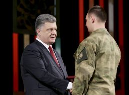 Петро Порошенко вручає нагороду