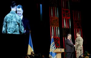 Петро Порошенко вручає нагороду