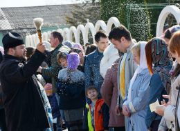 A priest performs the rite of consecration