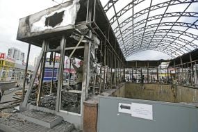 Закрытый выход со станции метро "Позняки"