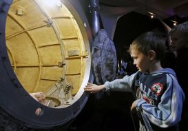 Дети в планетарии