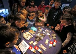 Діти у планетарії