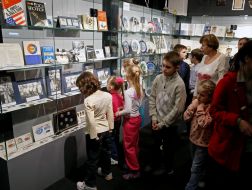 Діти у планетарії