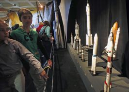 Діти у планетарії