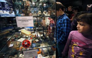 Діти у планетарії