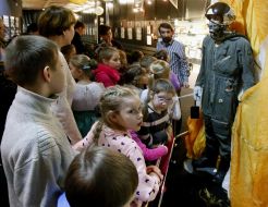 Діти у планетарії