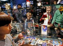 Діти у планетарії