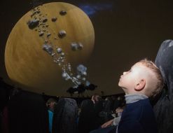 Діти у планетарії