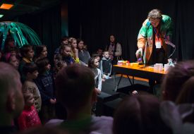 Діти у планетарії