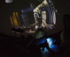 Діти у планетарії