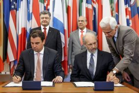 Petr Poroshenko, Jose Angel Gurria and Aivaras Abromavicius