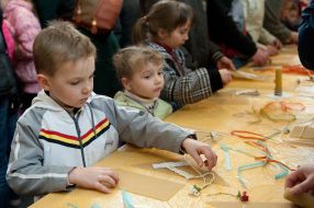 Діти роблять свічки