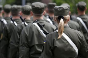 Военнослужащие