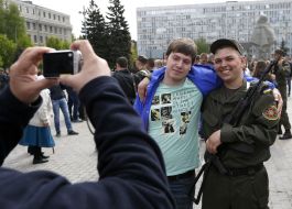 Военнослужащий фотографируется на память