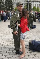 Военнослужащий с девушкой