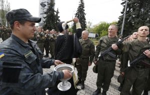 Священнослужитель проводит обряд освящения