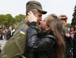 Военнослужащий с девушкой