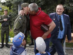 Мужчина целует девушку