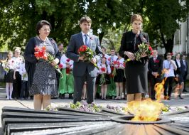 Марина Порошенко під час покладання квітів