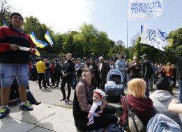 Участники праздничного митинга