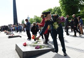 Участники церемонии возложения цветов