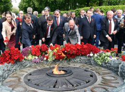 Участники церемонии возложения цветов