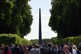 Участники церемонии возложения цветов