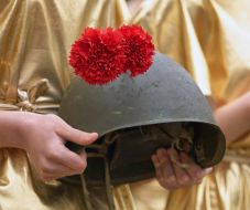 Гвоздики і військова каска 