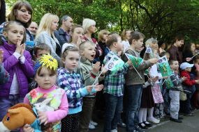 Дети во время открытия 64-го сезона на детской железной дороге 