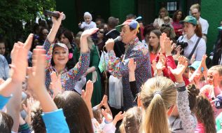 Дети во время открытия 64-го сезона на детской железной дороге 